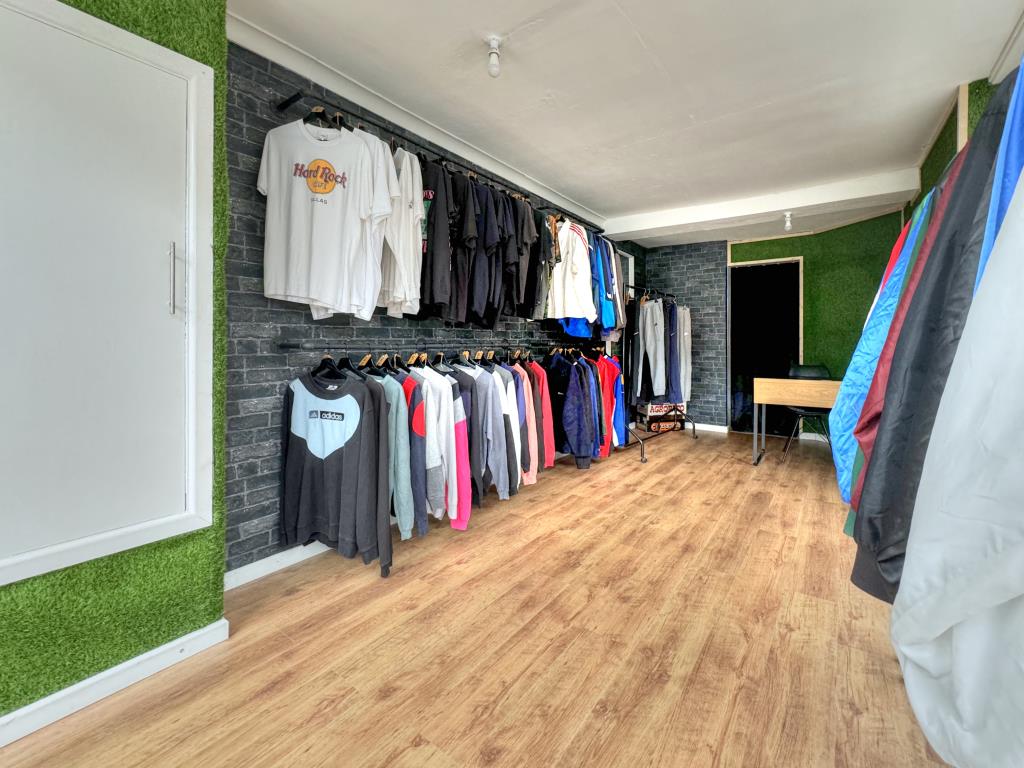 Lot: 170 - FREEHOLD MIXED USE INVESTMENT IN TOWN CENTRE - Smaller Shop unit, currently a clothes store